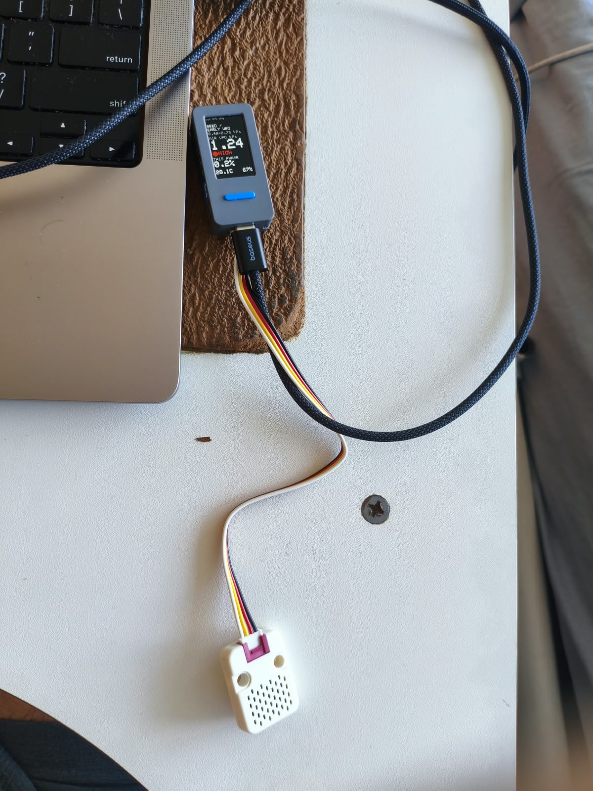 Protótipo do Doutor VPD: M5StickS3 mostrando VPD 1.24 kPa ALTO, ligado por cabo Grove ao sensor ENV III branco